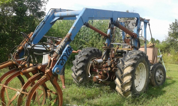 ขายตามสภาพรถไถอินเตอร์ เครื่องดี เกียร์มีปัญหา พร้อมเครื่องคีบอ้อย