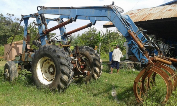 ขายตามสภาพรถไถอินเตอร์ เครื่องดี เกียร์มีปัญหา พร้อมเครื่องคีบอ้อย