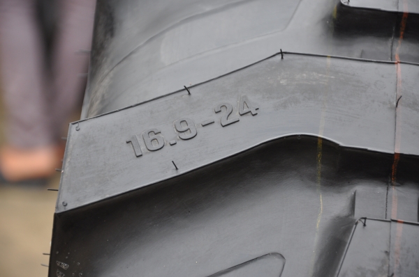 ยางรถตักใหม่ ขนาด 16.9-24 OTANI  ราคาถูก