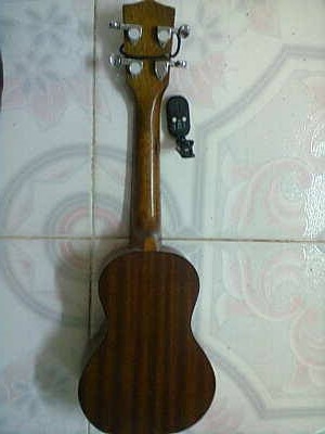 อูคูเลเล่พร้อมตัวตั้งเสียง