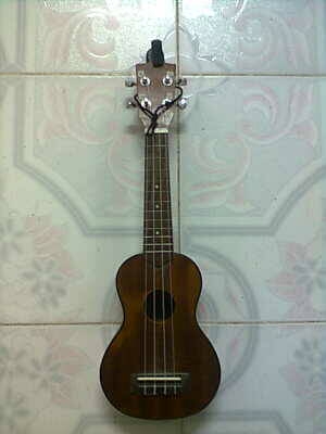 อูคูเลเล่พร้อมตัวตั้งเสียง