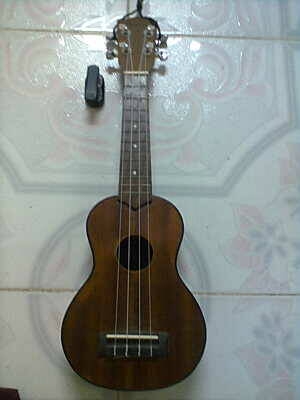 อูคูเลเล่พร้อมตัวตั้งเสียง