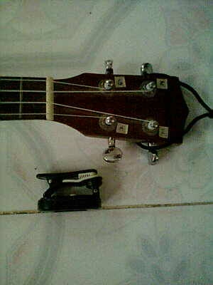 อูคูเลเล่พร้อมตัวตั้งเสียง