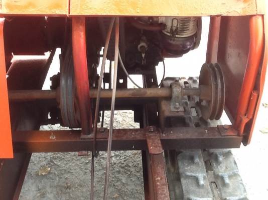 รถบรรทุกตีนตะขาบเป็นเครื่องปั่นไฟหรือสูบน้ำก็ได้