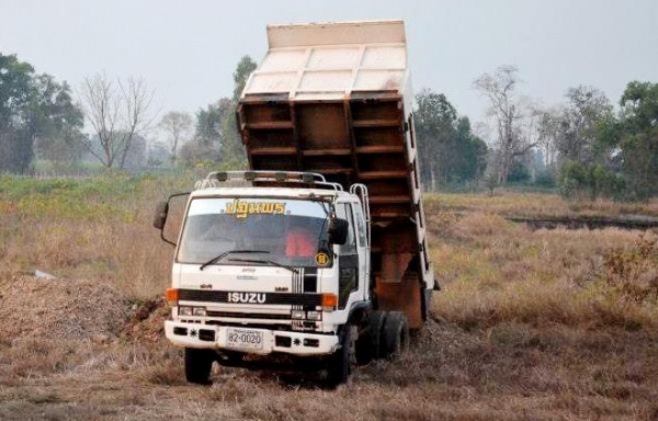 ขายหกล้อดั้มดิน