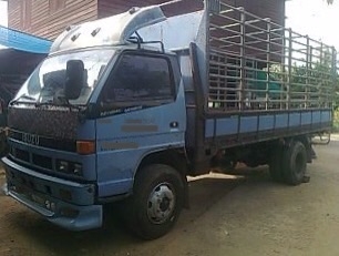 ISUZU NPR 125 HP 4BG1 หกล้อบรรทุก กระบะคอกเหล็กความยาว 5 เมตรสภาพสวย เครื่องแน่นแรงดีไม่เยิ้ม หัวเก๋งสีสันบางๆภายในเก๋งคอนโซลครบพร้อม พวงมาลัยเพาเวอร์ ช่วงล่างใหญ่คัชซีสวยไม่มีบวม เฟืองท้ายใหญ่ 6 น็อตติด F ครบพร้อมใช้งาน ยาง 8.25 ขอบ 16 สภาพดี 70\% พร้อมบร