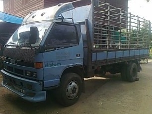 ISUZU NPR 125 HP 4BG1 หกล้อบรรทุก กระบะคอกเหล็กความยาว 5 เมตรสภาพสวย เครื่องแน่นแรงดีไม่เยิ้ม หัวเก๋งสีสันบางๆภายในเก๋งคอนโซลครบพร้อม พวงมาลัยเพาเวอร์ ช่วงล่างใหญ่คัชซีสวยไม่มีบวม เฟืองท้ายใหญ่ 6 น็อตติด F ครบพร้อมใช้งาน ยาง 8.25 ขอบ 16 สภาพดี 70\% พร้อมบร