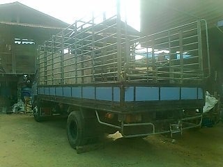 ISUZU NPR 125 HP 4BG1 หกล้อบรรทุก กระบะคอกเหล็กความยาว 5 เมตรสภาพสวย เครื่องแน่นแรงดีไม่เยิ้ม หัวเก๋งสีสันบางๆภายในเก๋งคอนโซลครบพร้อม พวงมาลัยเพาเวอร์ ช่วงล่างใหญ่คัชซีสวยไม่มีบวม เฟืองท้ายใหญ่ 6 น็อตติด F ครบพร้อมใช้งาน ยาง 8.25 ขอบ 16 สภาพดี 70\% พร้อมบร