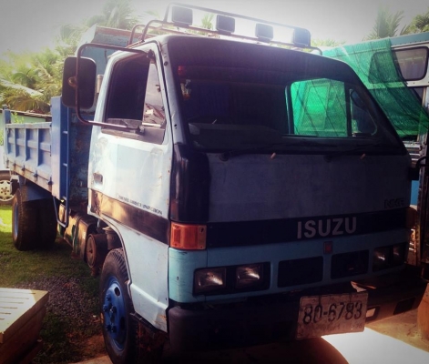 **379,000 บ.ต่อรอง**ขาย6ล้อดั้มดิน5คิว ราคาเบาๆ ISUZU NKR110 NKR58LU5M 4BE1-110HP ห้างแท้ เกียร์สั้น เครื่องเดิมเกียร์เดิม เครื่องดี แน่นดี แห้งดีไม่เยิ้ม เกียร์เดิมเข้าง่ายไม่หลุด ช่วงล่างเดิม 5น็อต หน้า-หลังคัสซีสวยเดิม ไม่ปะไม่ดาม กระบะดั้มเหล็ก5ตัน 3. **379,000 บ.ต่อรอง**ขาย6ล้อดั้มดิน5คิว ราคาเบาๆ ISUZU NKR110 NKR58LU5M 4BE1-110HP ห้างแท้ เกียร์สั้น เครื่องเดิมเกียร์เดิม เครื่องดี แน่นดี แห้งดีไม่เยิ้ม เกียร์เดิมเข้าง่ายไม่หลุด ช่วงล่างเดิม 5น็อต หน้า-หลังคัสซีสวยเดิม ไม่ปะไม่ดาม กระบะดั้มเหล็ก5ตัน 3.