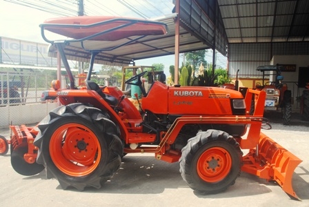 ขายรถไถ Kubota L 3408 (4WD) พร้อมมีดดันหน้าและผานพรวน สภาพพร้อมใช้งานครับ ขายรถไถ Kubota L 3408 (4WD) พร้อมมีดดันหน้าและผานพรวน สภาพพร้อมใช้งานครับ
