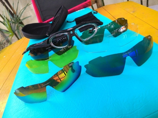 ขายแว่นaokley แถมเลนส์อีก6เลนส์เปลี่ยนได้ตามใจชอบ1500บาท