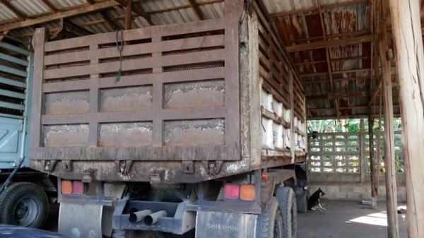 รถมิตซู 10 ล้อดั้ม FM527  190 แรงม้า. ปี 47  สนใจติดต่อ 081 - 6079515