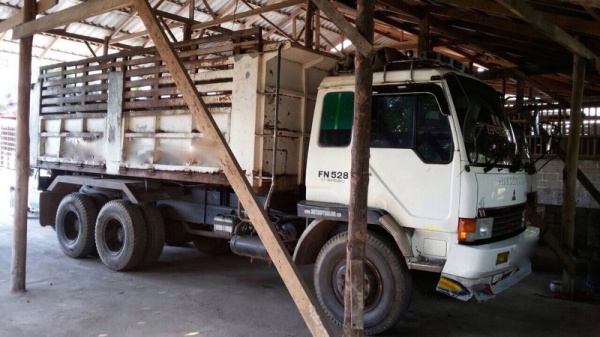 รถมิตซู 10 ล้อดั้ม FM527  190 แรงม้า. ปี 47  สนใจติดต่อ 081 - 6079515