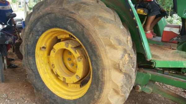 รถไถ จอนเดียร์  2 เพลา. สนใจติดต่อ  081 - 6079515