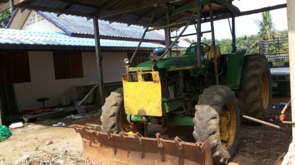 รถไถ จอนเดียร์  2 เพลา. สนใจติดต่อ  081 - 6079515