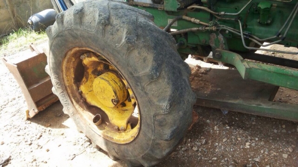 รถไถ จอนเดียร์  2 เพลา. สนใจติดต่อ  081 - 6079515