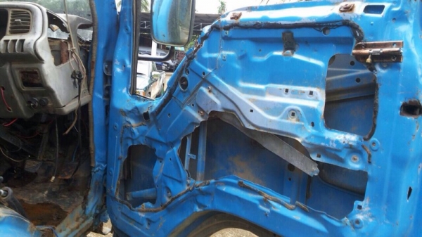 รถอีซูซุ 6 ล้อดั้ม 120 แรงม้า. ปี 38 ( ฝาดำ ) , ( ขายตามสภาพ ) สนใจติดต่อ 081 - 6079515 รถอีซูซุ 6 ล้อดั้ม 120 แรงม้า. ปี 38 ( ฝาดำ ) , ( ขายตามสภาพ ) สนใจติดต่อ 081 - 6079515