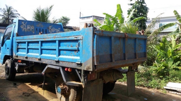 รถอีซูซุ 6 ล้อดั้ม 120 แรงม้า. ปี 38 ( ฝาดำ ) , ( ขายตามสภาพ ) สนใจติดต่อ 081 - 6079515 รถอีซูซุ 6 ล้อดั้ม 120 แรงม้า. ปี 38 ( ฝาดำ ) , ( ขายตามสภาพ ) สนใจติดต่อ 081 - 6079515