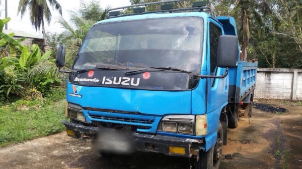 รถอีซูซุ 6 ล้อดั้ม 120 แรงม้า. ปี 38 ( ฝาดำ ) , ( ขายตามสภาพ ) สนใจติดต่อ 081 - 6079515 รถอีซูซุ 6 ล้อดั้ม 120 แรงม้า. ปี 38 ( ฝาดำ ) , ( ขายตามสภาพ ) สนใจติดต่อ 081 - 6079515