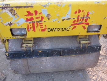 ขาย - รถบดหน้าเหล็กหลังยาง แบบเอวอ่อน BOMAG: BW123AC ขนาด 4-5 ตัน ระบบสั่นสะเทือน ขาย - รถบดหน้าเหล็กหลังยาง แบบเอวอ่อน BOMAG: BW123AC ขนาด 4-5 ตัน ระบบสั่นสะเทือน