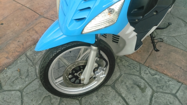 ขายรถสกูตเตอร ์ 125 cc รถปี55ปลายปีคับ สีฟ้า ดิสเบรคหน้า ล้อแม๊ค สภาพสวยพร้อมใช้งาน เครื่องดี เสียงเงียบ เดิมเดิมทั้งคัน สีสวยโอเค ระบบไฟปกติหมดทุกอย่าง เก็บรายละเอียดไหม่หมด เอกสารรถมีครบทุกอย่าง รถสวยสะอาดดีคับ ซื้อปัยขับอย่างเดียวคับผม ขอเปิดราคา 9900