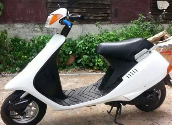 ขายรถป๊อบ HONDA สีขาว สวยสวย สภาพดีและพร้อมใช้ สตาร์ดสองระบบ มือเท้า เครื่องดี เสียงเงียบ สีไหม่ทั้งคัน ขอขาย 9900 บาท K.tum 0971977571 *ส่งทั่วไทย กทมส่งฟรี*