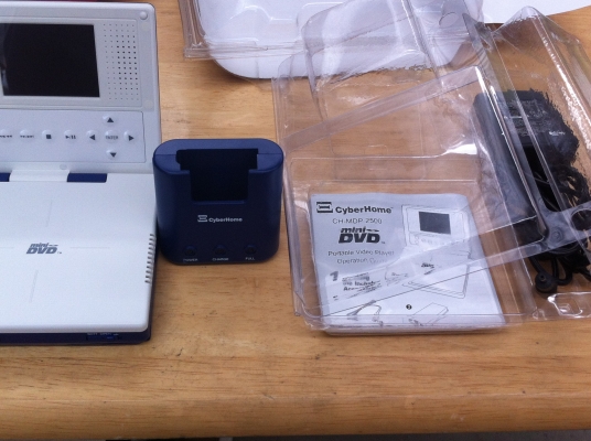 เครื่องเล่น  DVD แบบพกพาขนาดเล็กของใหม่ ครบชุดในซอง(มี 3 ชุด)