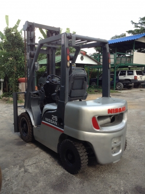 +++ ขายด่วน !!! ครับ  NISSAN  FD25  ขนาด 2.5  ตัน  เครื่องยนต์ดีเซล  เสา  4  เมตร  เกียร์ออโตเมติค  งา 1,070  มม.  ยางตันครับ