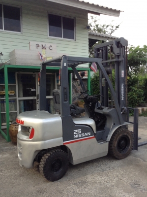 +++ ขายด่วน !!! ครับ  NISSAN  FD25  ขนาด 2.5  ตัน  เครื่องยนต์ดีเซล  เสา  4  เมตร  เกียร์ออโตเมติค  งา 1,070  มม.  ยางตันครับ