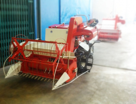 รถเกี่ยวนวดข้าวเล็ก รุ่นใหม่ คูโบต้า RT 140 รถเกี่ยวนวดข้าวเล็ก รุ่นใหม่ คูโบต้า RT 140