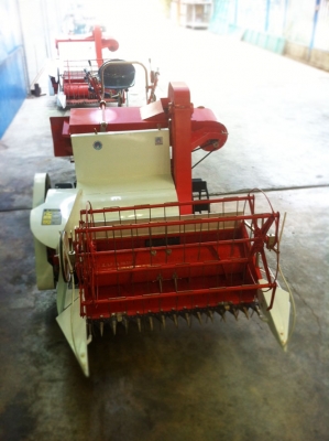 รถเกี่ยวนวดข้าวเล็ก รุ่นใหม่ คูโบต้า RT 140 รถเกี่ยวนวดข้าวเล็ก รุ่นใหม่ คูโบต้า RT 140