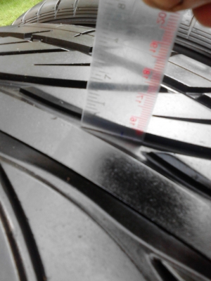 255/35R18 HANKOOK  VENTUS V12 EVO ปี2012  ( ไม่มีปะ )   มี 2 เส้น TEL.081-427-3941