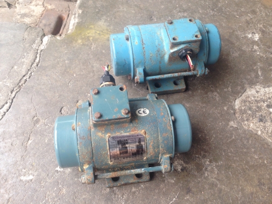 ขายมอเตอร์สั่น-เขย่า ตัวเล็ก 380V สภาพสวย เขย่าแรง พร้อมใช้งาน มี 2 ตัวครับ