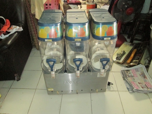 จากห้างพารากอน   มี 2 เครื่อง   ค้าขายได้เลย  เขาเรีบกว่า