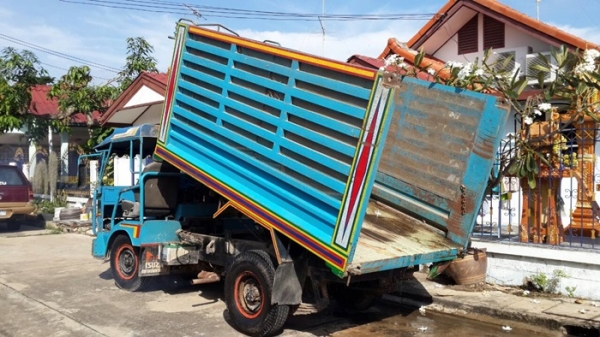 ขายอีแต๋น รถ 4 ล้อดั้มอีซูซุ เครื่อง 85 แรงม้า 4BA 1 เครื่องแน่นมากๆๆครับบรรทุก 5 เกวียนสบายครับ