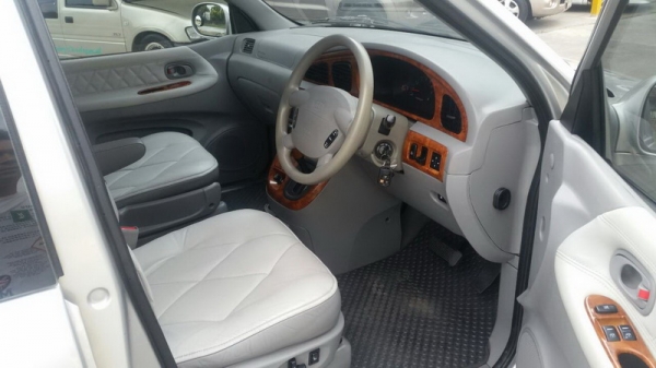 KIA CARNIVAL ปี 2007 AUTO รถสวย ออกศูนย์ yontrakit ตัว TOP สุด เบาะหนังสภาพสวย เครื่องวิ่งดี ช่วงล่างดี แอร์เย็น กระจกไฟฟ้า ล้อ MAX ภายในลายไม้สภาพสวย สีสวย รถพร้อมใช้งาน จัดไฟแนนได้