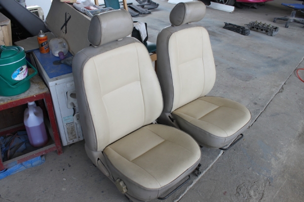 เบาะรถยนต์ คู่หน้า ของโตโยต้าอัลติส E ปี2002 เบาะรถยนต์ คู่หน้า ของโตโยต้าอัลติส E ปี2002