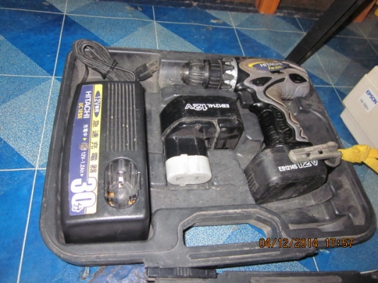 ไขควงไร้สาย HITACHI 12 โวลท์ ญี่ปุ่นแท้ อุปกรณ์ครบ ไฟ 100 แต่แปลงได้ครับ