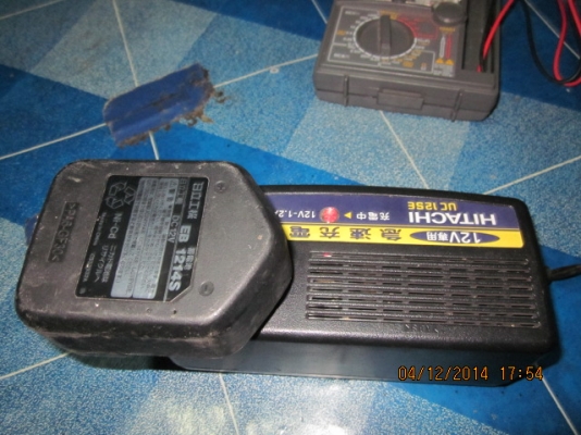 ไขควงไร้สาย HITACHI 12 โวลท์ ญี่ปุ่นแท้ อุปกรณ์ครบ ไฟ 100 แต่แปลงได้ครับ