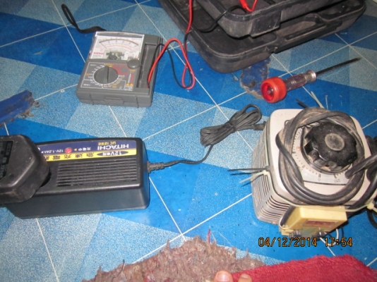 ไขควงไร้สาย HITACHI 12 โวลท์ ญี่ปุ่นแท้ อุปกรณ์ครบ ไฟ 100 แต่แปลงได้ครับ