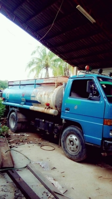 รถอีซูซุ  6  ล้อ บรรทุกน้ำมัน  115 แรงม้า. ปี 39  ( รถห้างแท้ )   สนใจติดต่อ  081 - 6079515