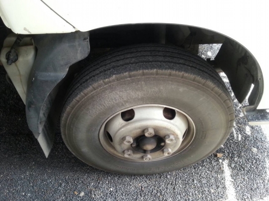 รถฮีโน่  6  ล้อ ทูโถ้ รั้ว  130 แรงม้า. ปี 47  สนใจติดต่อ  081 - 6079515