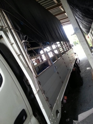 รถฮีโน่  6  ล้อ ทูโถ้ รั้ว  130 แรงม้า. ปี 47  สนใจติดต่อ  081 - 6079515