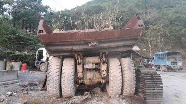 ขายรถดัมพ์เบอร์หินใหญ่ ยี่ห้อ ยูคิก เครื่องวอลโว่ มี 3 คันราคาคันละ 750000 ขายเหมา 2100000