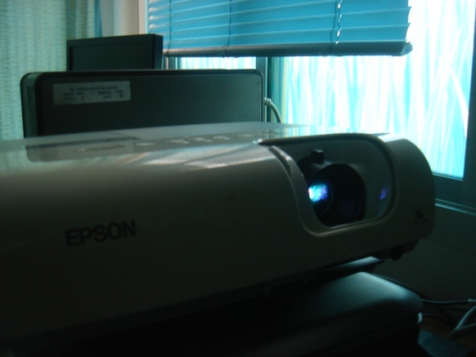 ขายโปรเจคเตอร์ EPSON ถูกๆครับ