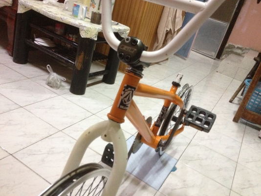 ขายจักรยานGTแท้ ของให้หมดเลยตามรูป 1โครงตีตราGTสภาพOK 2คอGTพร้อมแหนกับปลอกมือ 3ชุดจานGT 4ล้อดุมใหญ่วงล้อมิเนียม1คู่   เอาไปปั้นต่อคับ ราคา3500บาท โทร0924462525โส กทม