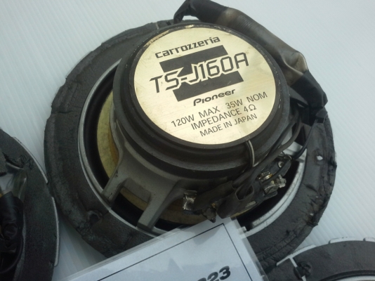 ลำโพง 6 นิ้ว Pioneer TS-J160A แกนร่วมสองทาง สวยๆ เสียงดี มือสองญี่ปุ่น กำลังขับ 120W วอยเคฟล่า โครงหล่อ แม่เหล็กใหญ่ พร้อมทุ่น capa ฝาครอบเสียงแหลมหมุนปรับทิศทางเสียงได้ สภาพสวย เสียงดี รายละเอียดชัด  ไม่กินวัต ใช้กับวิทยุเดิมติดรถได้เลย ต่อผ่านแอมป์ก็เสี