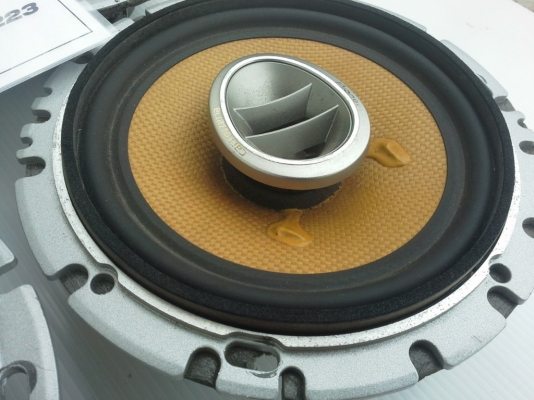 ลำโพง 6 นิ้ว Pioneer TS-J160A แกนร่วมสองทาง สวยๆ เสียงดี มือสองญี่ปุ่น กำลังขับ 120W วอยเคฟล่า โครงหล่อ แม่เหล็กใหญ่ พร้อมทุ่น capa ฝาครอบเสียงแหลมหมุนปรับทิศทางเสียงได้ สภาพสวย เสียงดี รายละเอียดชัด  ไม่กินวัต ใช้กับวิทยุเดิมติดรถได้เลย ต่อผ่านแอมป์ก็เสี