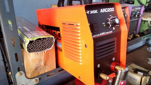 ขาย ตู้เชื่อม JASIC ARC200 สภาพ 90\% มือสองครับ ขาย ตู้เชื่อม JASIC ARC200 สภาพ 90\% มือสองครับ