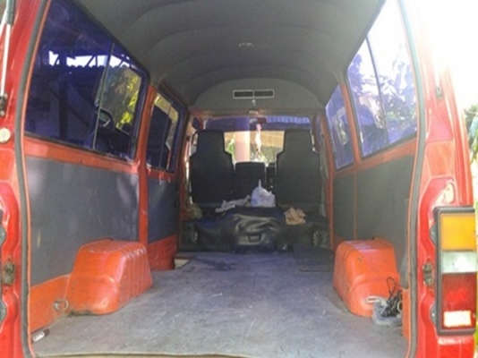 ขายครับรถตู้บรรทุกนิสสันเออแวนสีสวยใส